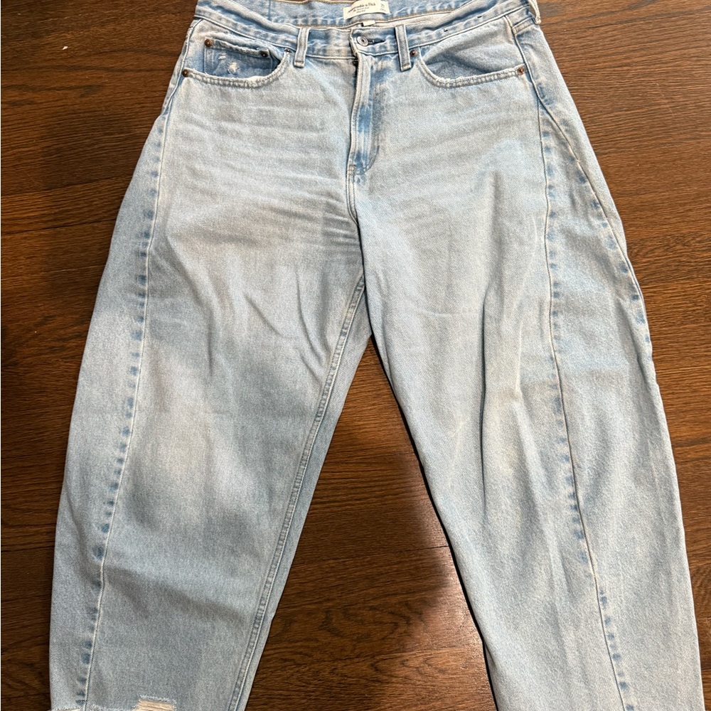 Abercrombie Curve Love Barrel Light Wash jeans